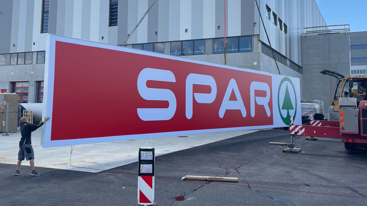 SPAR ZN Graz Leuchtschild Montage