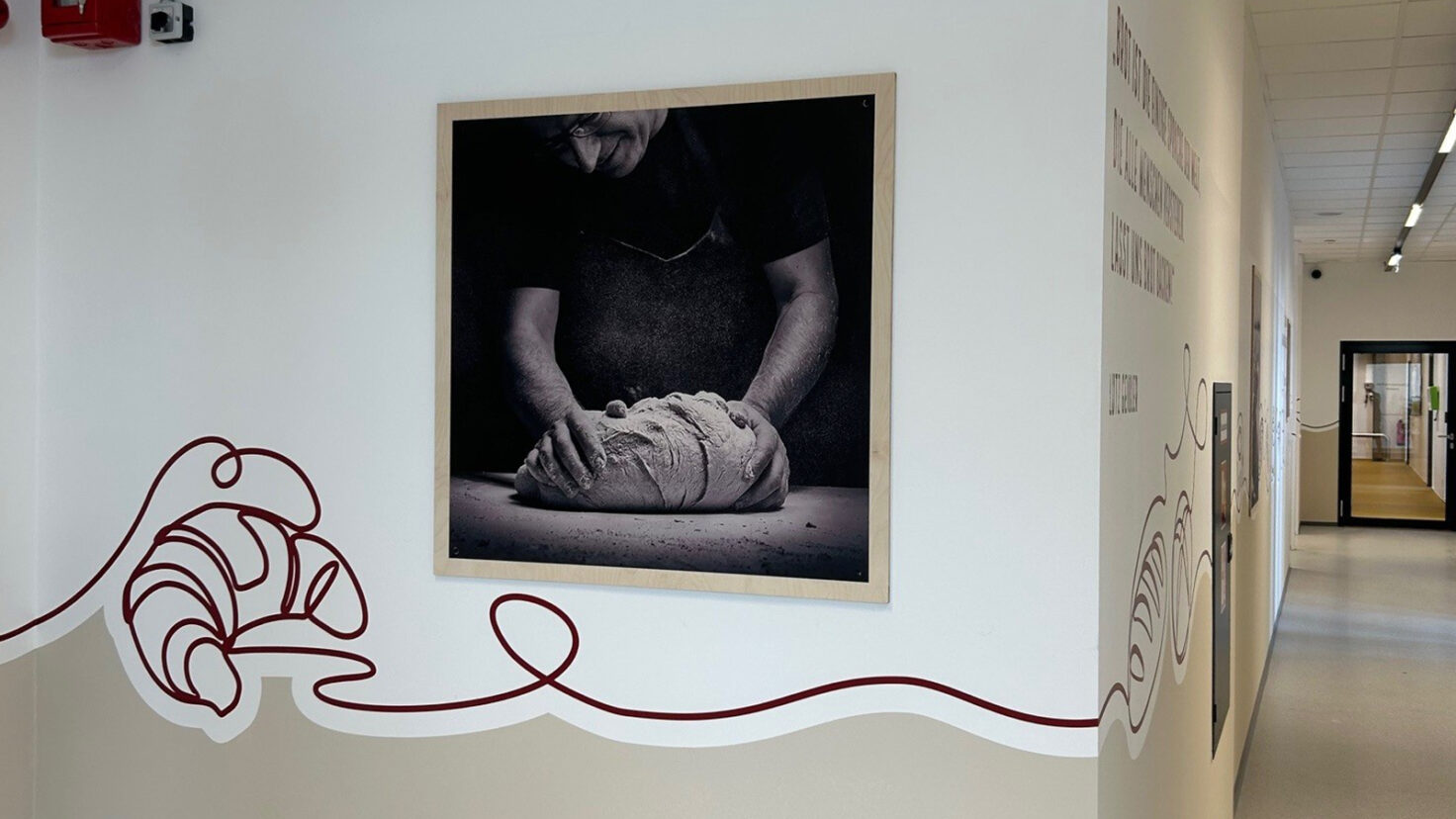 Interspar Bäckerei Wandgestaltung mit Folien und Holzbild