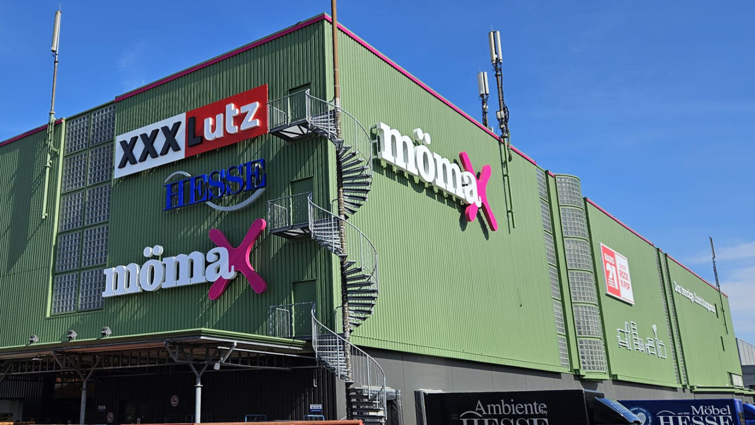 Leuchtschriften an der Fassade des XXXLutz in Garbsen, Deutschland