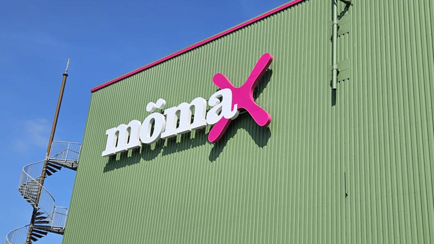 Leuchtschriften an der Fassade des XXXLutz in Garbsen, Deutschland