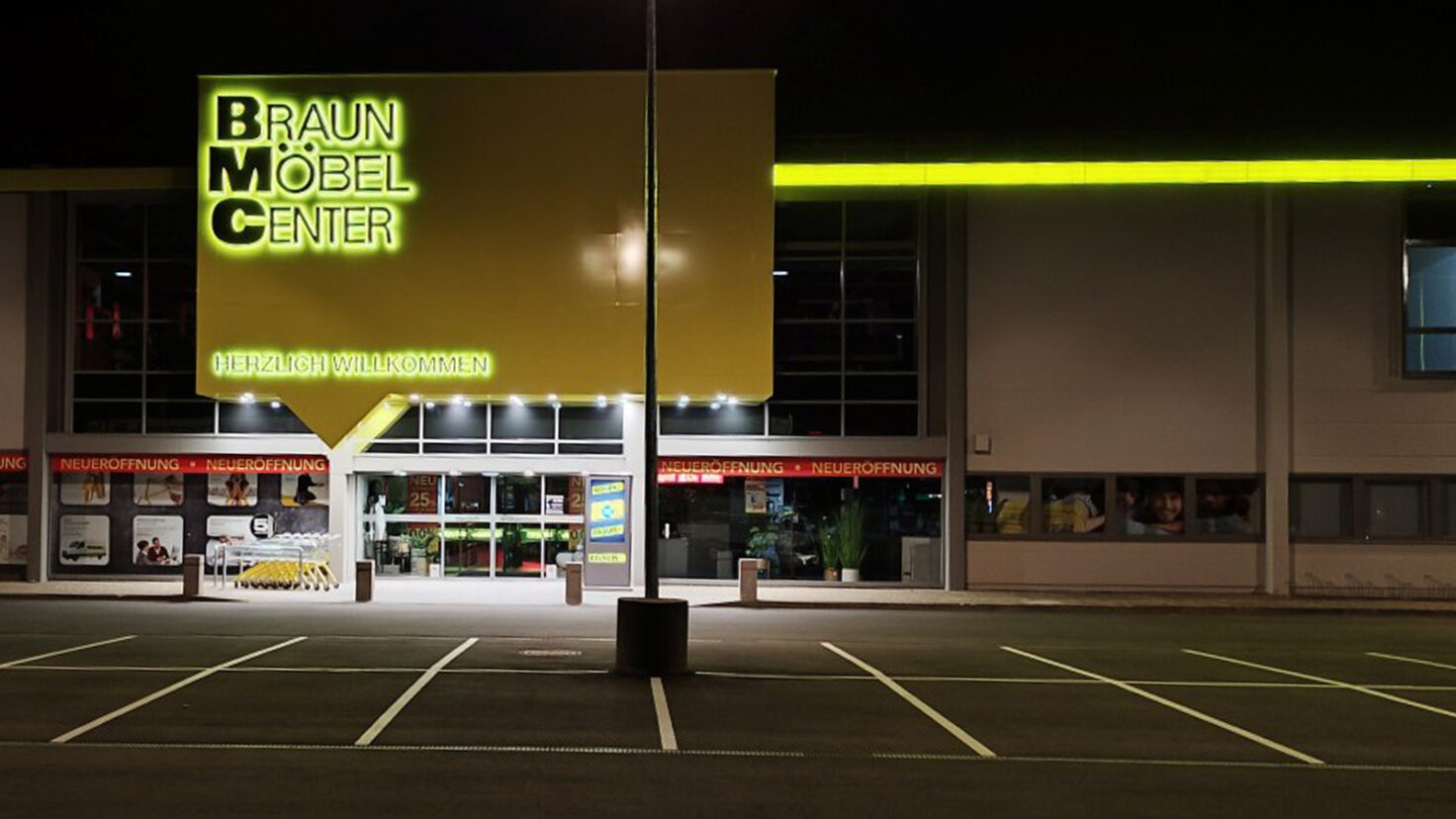 XXXLutz Bad Saulgau Leuchtschrift Rückleuchter Nachts