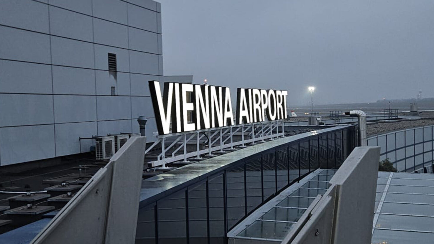 Flughafen Wien Leuchtschrift am Dach leuchtend