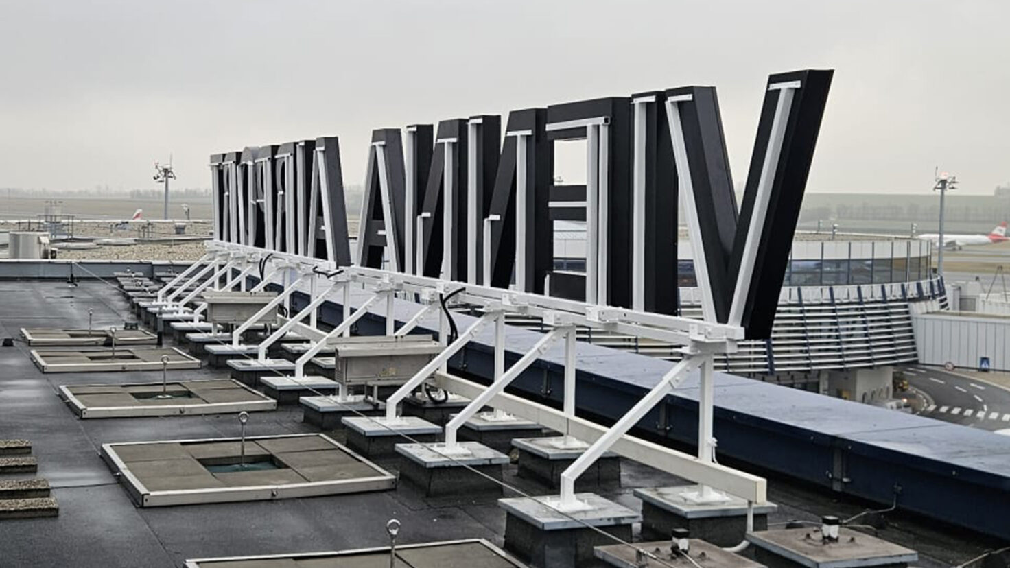 Flughafen Wien Leuchtschrift am Dach Unterkonstruktion