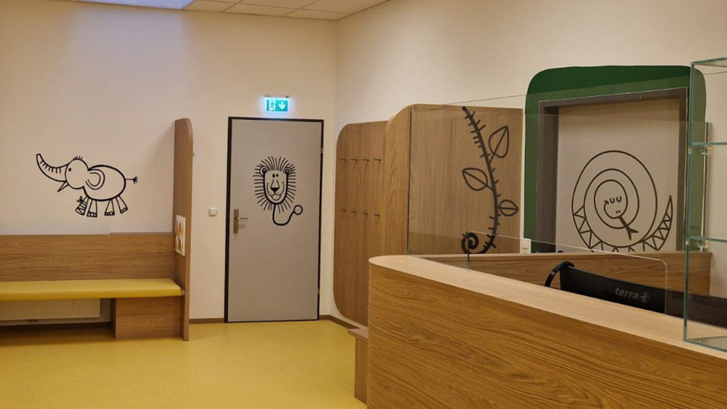 LeoDocs Kinderarztpraxis Folierung mit lustigen Motiven