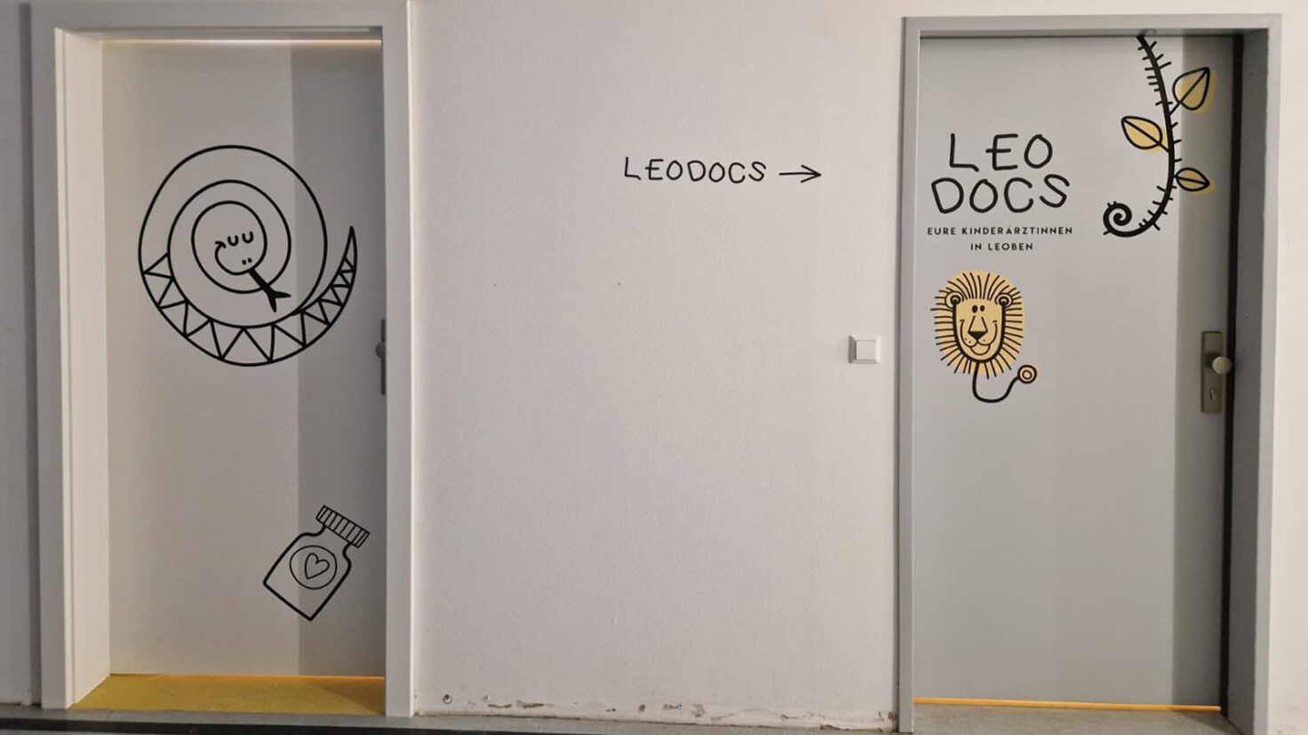 LeoDocs Kinderarztpraxis Folierung mit lustigen Motiven