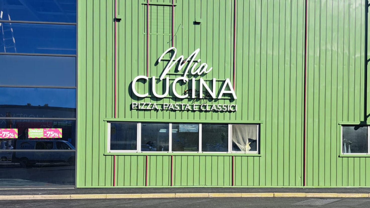 Mömax Klagenfurt Leuchtschrift Mia Cucina