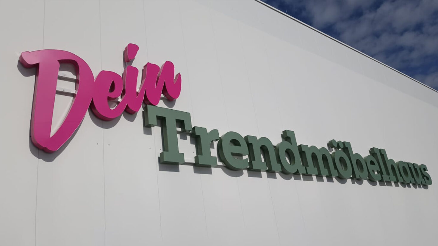 Mömax Klagenfurt Leuchtschrift Trendmöbelhaus