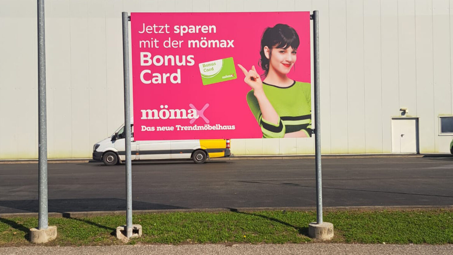 Mömax Klagenfurt Schild Bonus Card