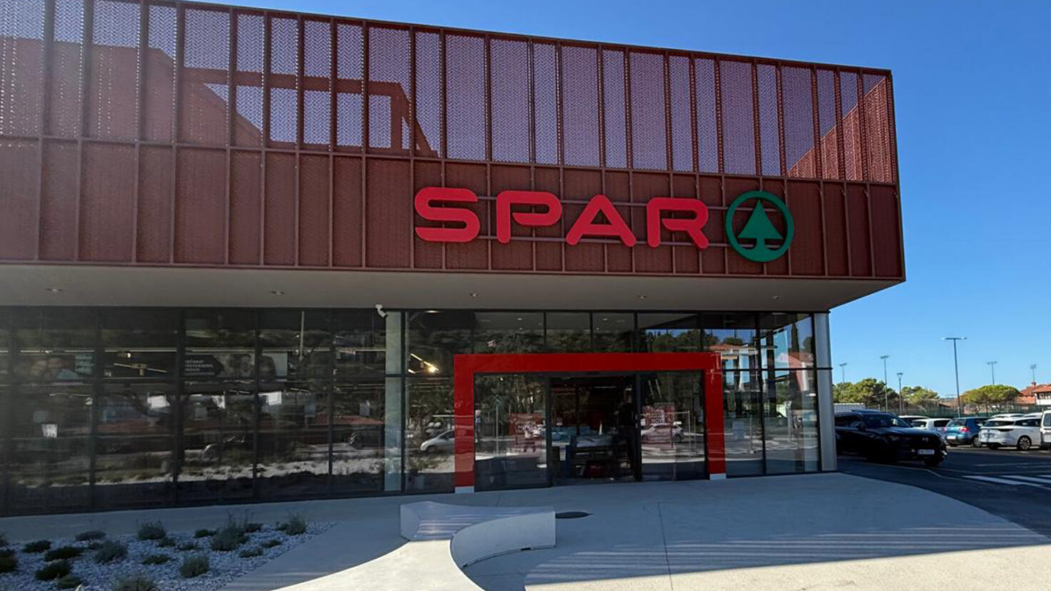 Leuchtschrift und Eingangsportal