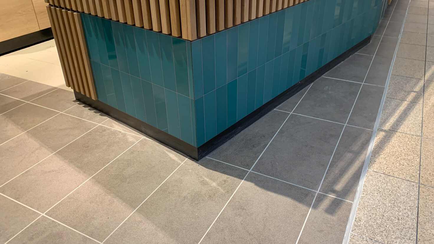 mit Fliesen bedruckte Blende