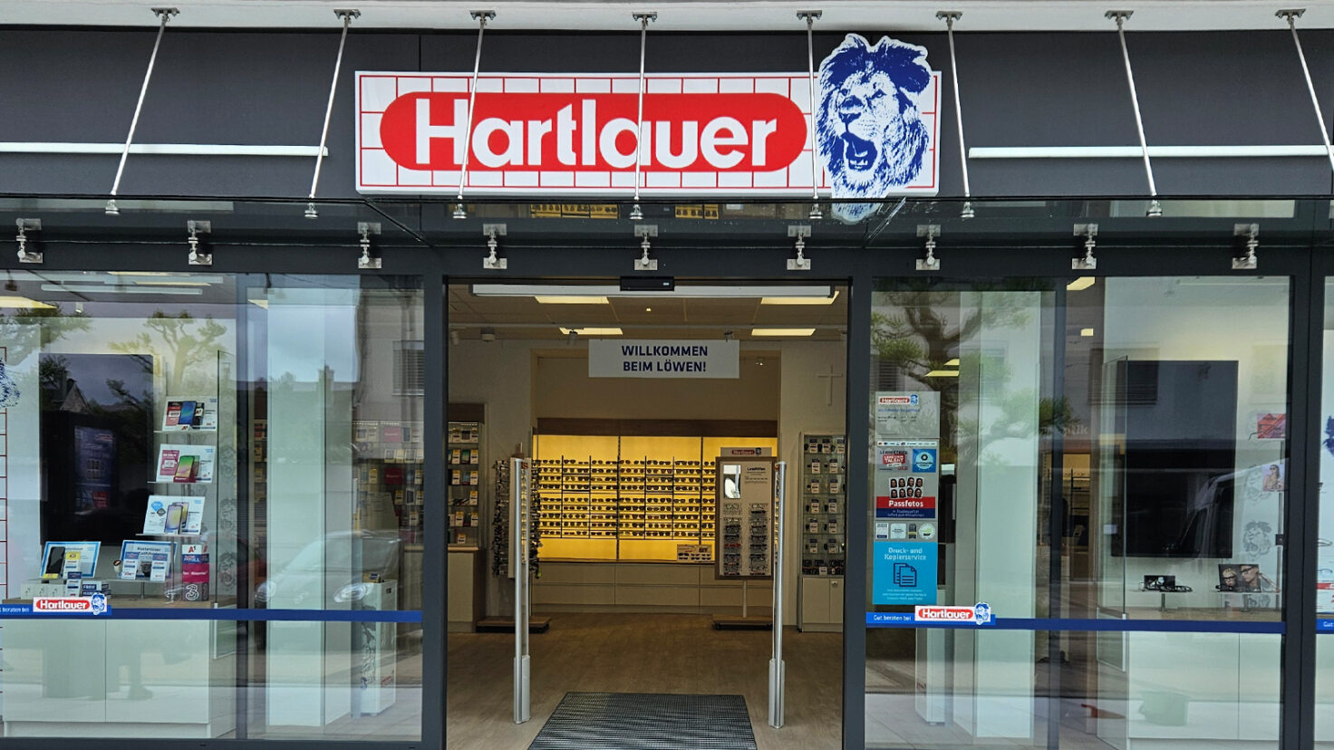 Leuchtschild über Eingang Hartlauer Feldkirchen