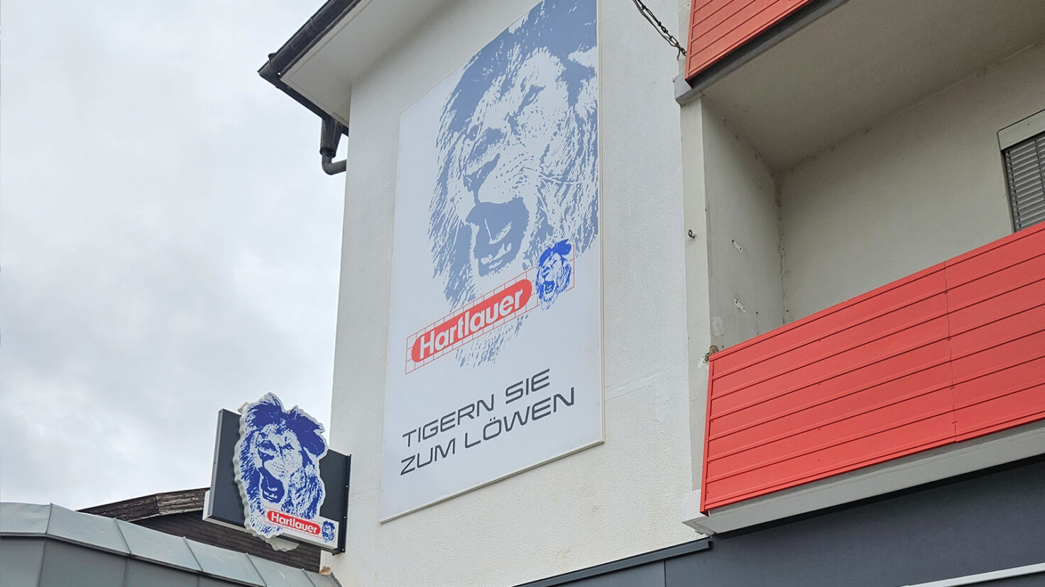 Steckschild und Transparent beim Hartlauer in Feldkirchen