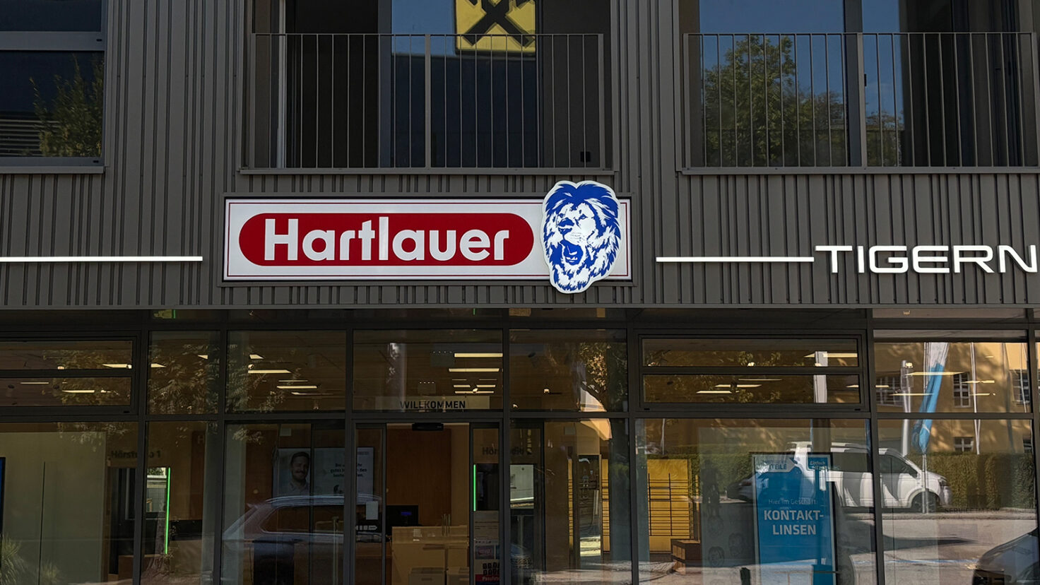 Leuchtschrift und Leuchtschild bei einer Hartlauer Filiale in Perg