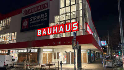 Bauhaus Schriftzug bestehend aus einzelnen Leuchtschildern bei Nacht