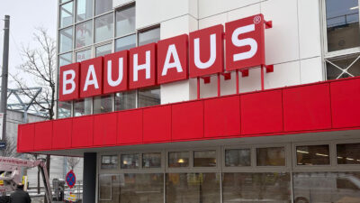 Bauhaus Schriftzug bestehend aus einzelnen Leuchtschildern