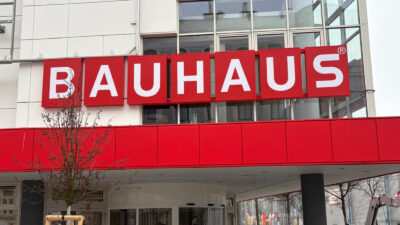 Bauhaus Schriftzug bestehend aus einzelnen Leuchtschildern