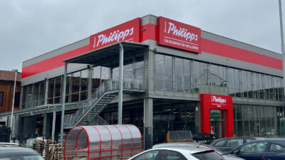 Leuchtschilder und Eingangsportal