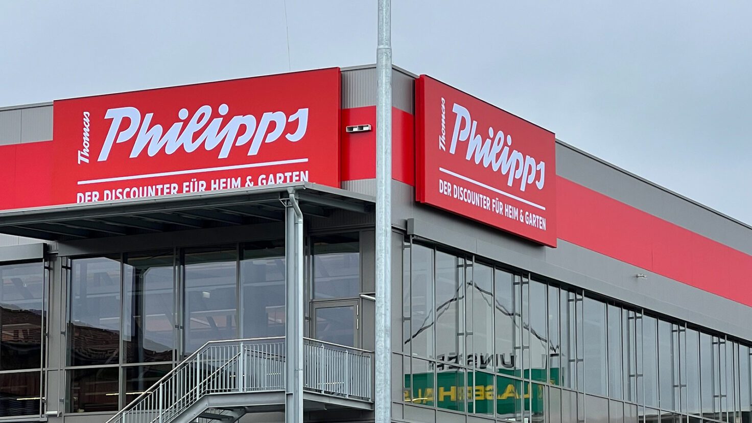 Leuchtschilder an der Fassade