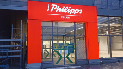 Eingangsportal beleuchtet