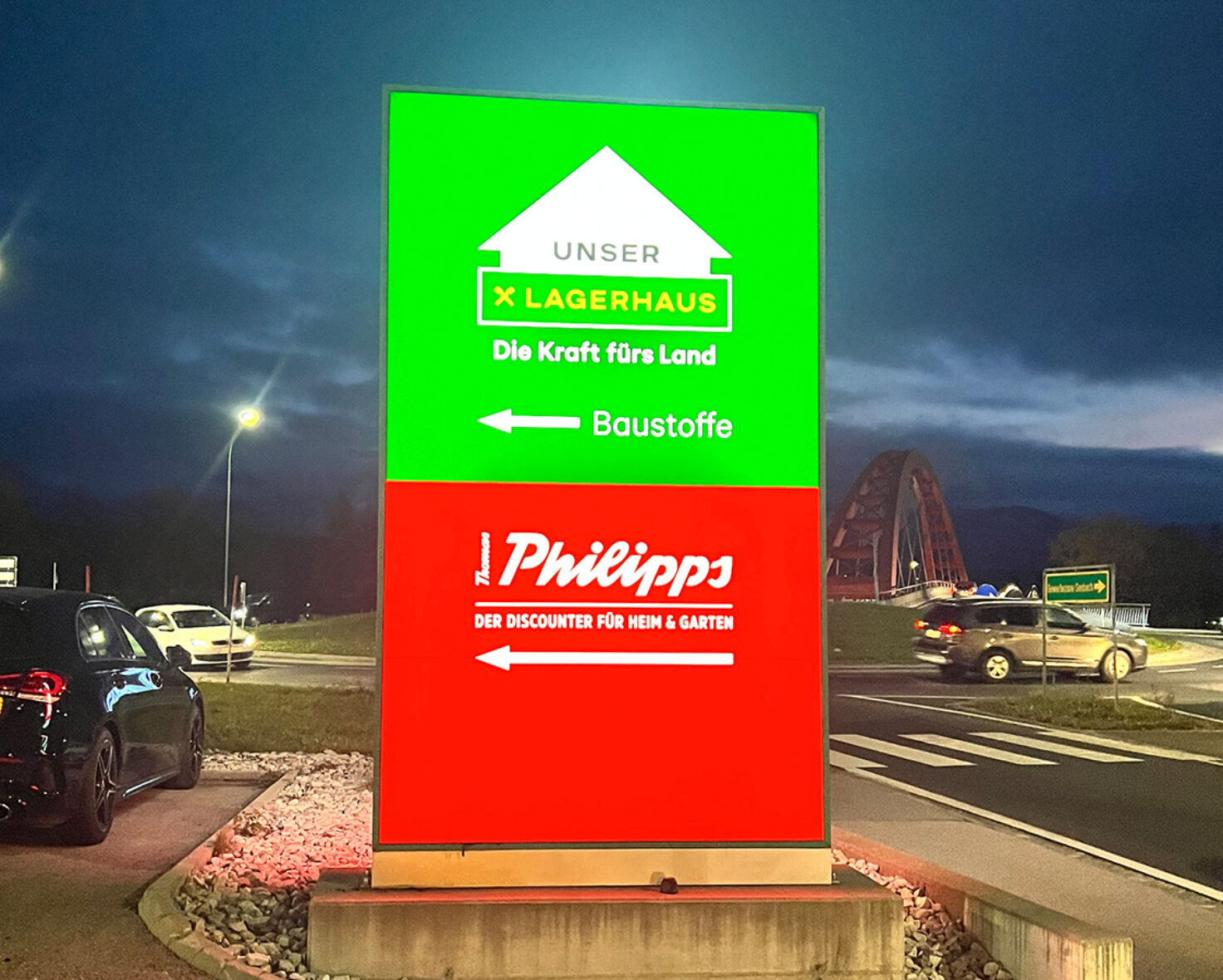 Pylon leuchtend bei Nacht