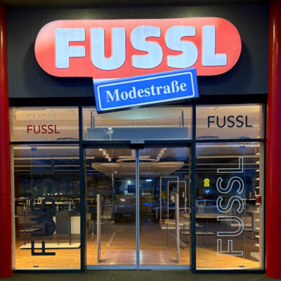 Fussl Stockerau Leuchtschild Folien Eingangsbereich