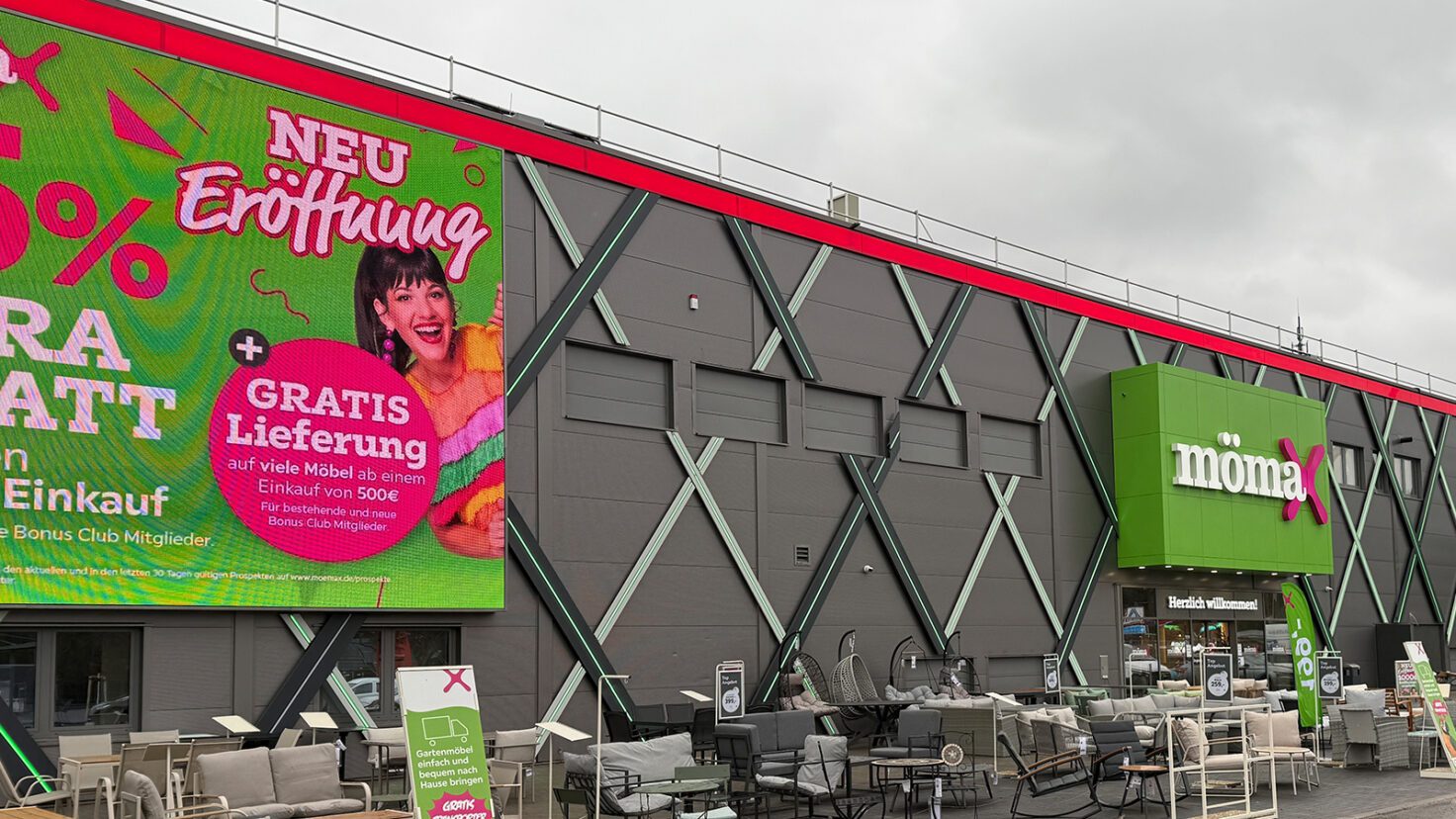 XXXLutz Rangsdorf Leuchtschrift Videowall Eingang Mömax